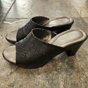 Naturalizer black leather sandals 8M